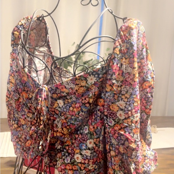 New with tags flower shirt - Picture 2 of 3